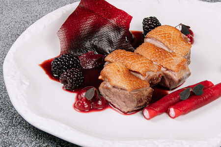 Утиное филе со свеклой, молодым сыром и соусом из ягод