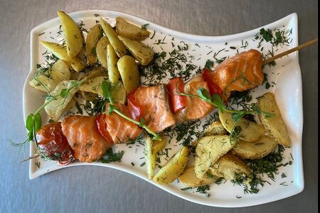 Шашлычок из семги с картофелем по-деревенски