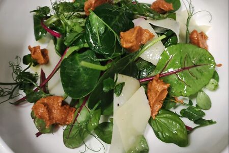 Салат с песто из вяленых томатов с пармезаном