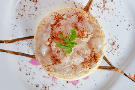 Тартар из сибаса с трюфельным шисо и бородинской пангритатой