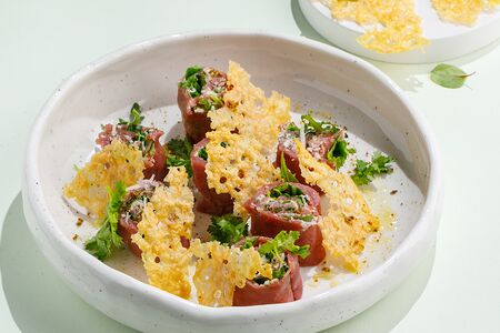 Карпаччо из баранины с чипсами из сыра