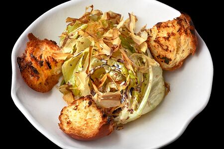 Обжаренный айсберг с соусом голландез