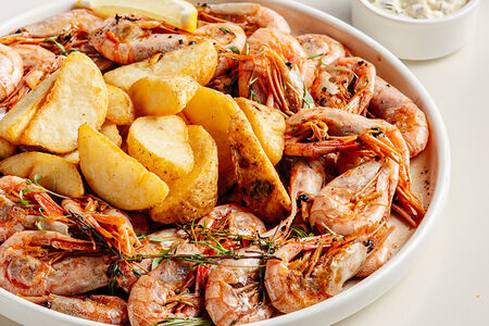 Большая тарелка с жареными креветками