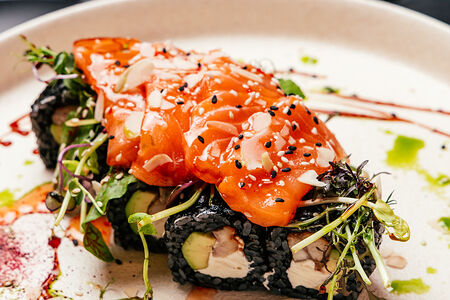 Черный ролл с сашими из лосося