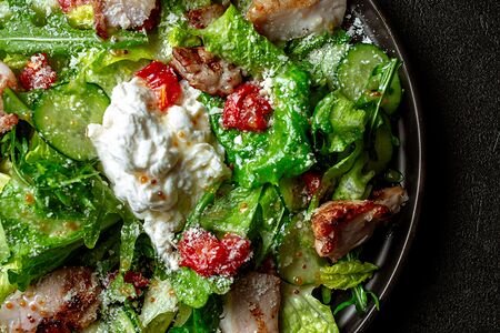 Салат с цыпленком и страчателлой