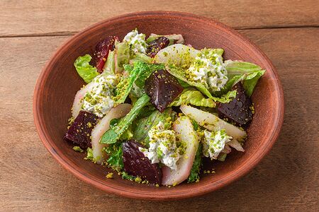 Салат с печёной свёклой и грушей