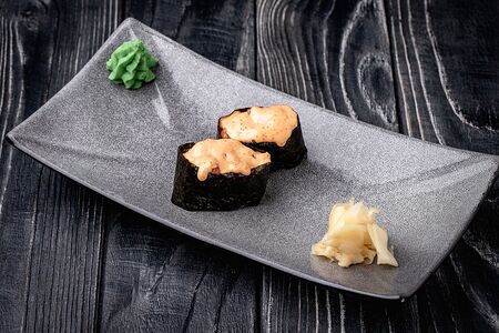 Острые суши с тунцом