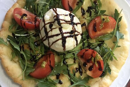 Салат с бурратой