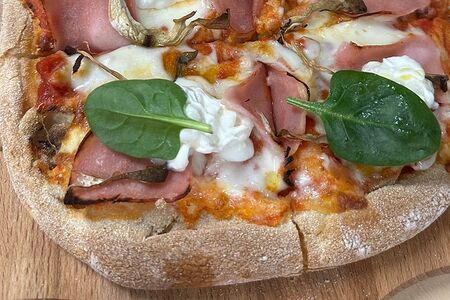 Пинса с ветчиной из индейки, сыром страчателла и трюфельным маслом