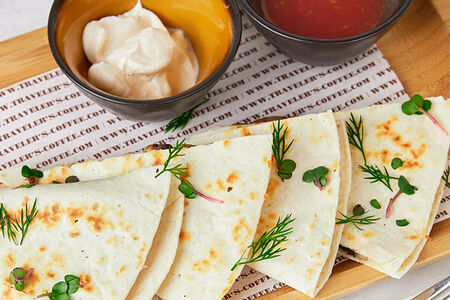 Кесадилья с цыпленком и грибами