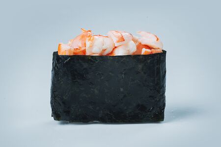 Гункан с тигровой креветкой