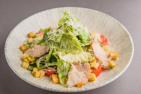 Классический салат Цезарь с курицей