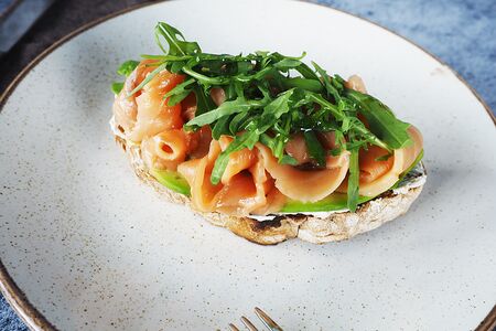 Брускетта с лососем