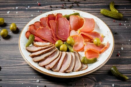 Мясная тарелка с гренками