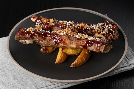Томлёные свиные ребра в соусе BBQ с аджикой