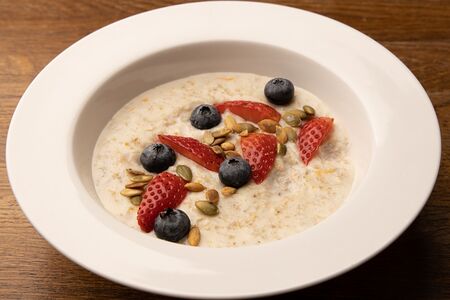 Овсяная каша с ягодами и тыквой