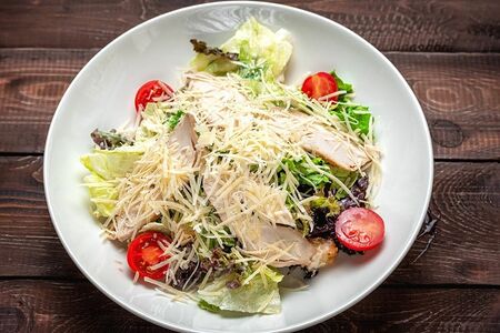 Салат Цезарь с курицей