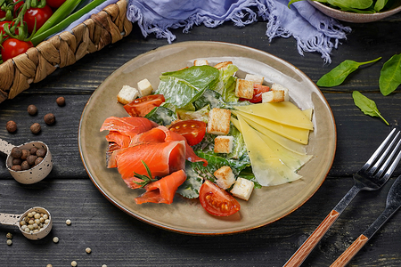 Салат Цезарь с лососем