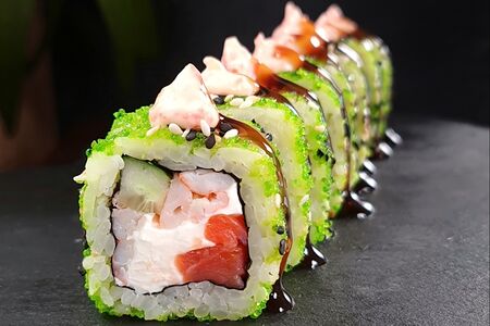 Ролл Калифорния Грин с лососем и креветками