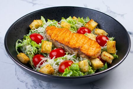 Салат Цезарь с семгой