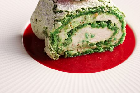 Фисташковый меренговый рулет