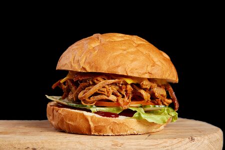 Бургер с рваной говядиной