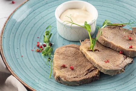 Язык горячий с хреном