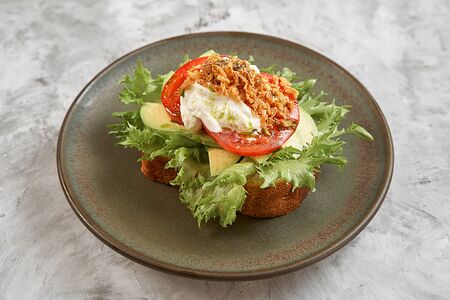 Тост со страчателлой, авокадо и томатами