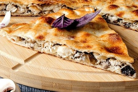 Тонкий пирог с курицей и грибами