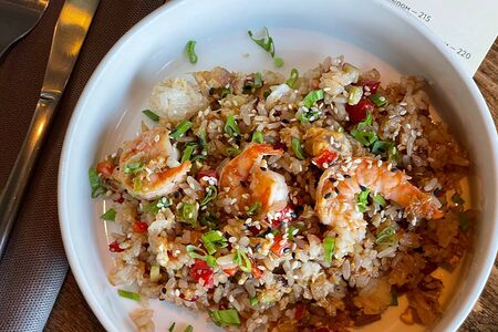 Чесночный рис с креветками