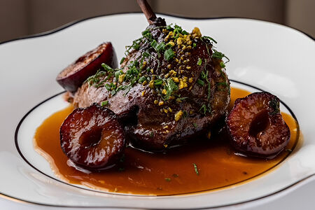 Утиная ножка конфи со сливой