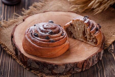 Плюшка с изюмом и корицей