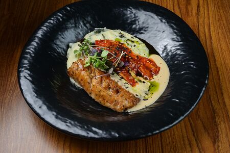 Судак с картофельным кремом, соусом Грюйер и пряными томатами