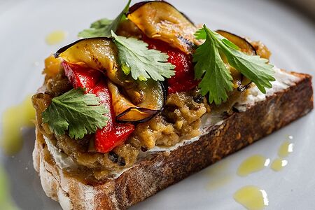 Большая брускетта с баклажаном на гриле, паприкой и сливочным сыром