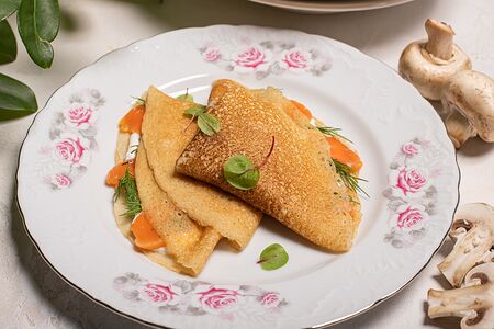 Блины с лососем и творожным сыром