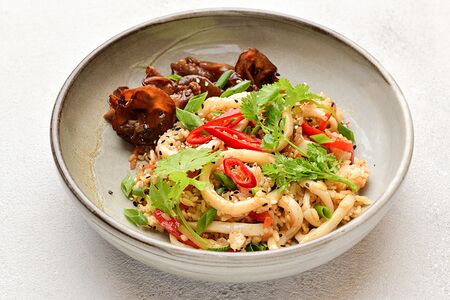 Жареный рис с кальмаром, овощами и грибами муэр