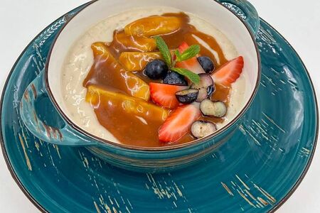 Каша рисовая с бананом и карамелью