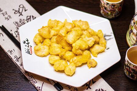 Кусочки курицы с чесноком