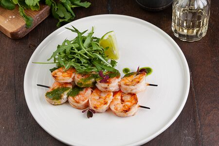 Шашлычки из креветок с соусом песто