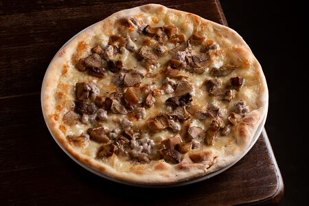 Пицца с трюфелем, сальсичче и белыми грибами