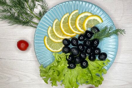 Оливки и лимон