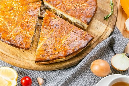 Пицца с говядиной и овощами закрытая