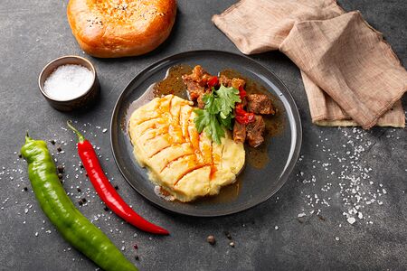 Гуляш из говядины с картофельным пюре