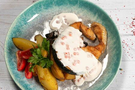 Семга в сливочно-икорном соусе