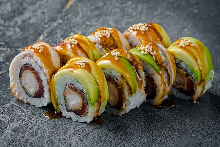 Ролл с авокадо и угрем