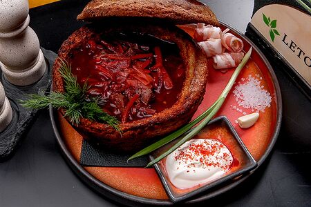 Борщ с говядиной с чесночными гренками