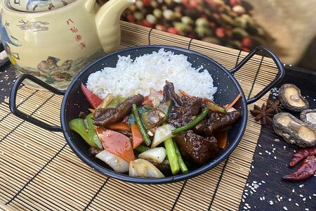 Говядина с овощами на сковороде