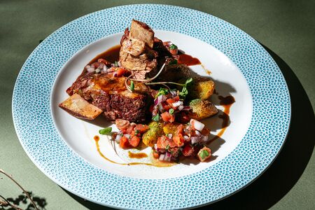 Томленое говяжье ребро с молодым картофелем