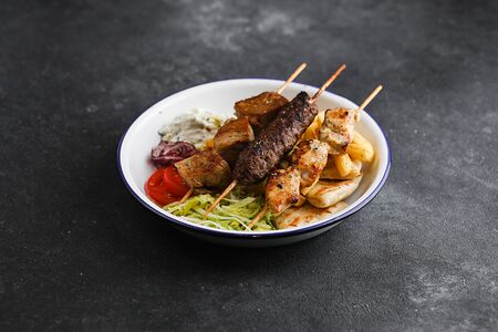 Ассорти сувлаков и свинина гриль с дзадзики