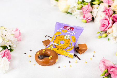 Донат с карамельным шоколадом и ванильной начинкой